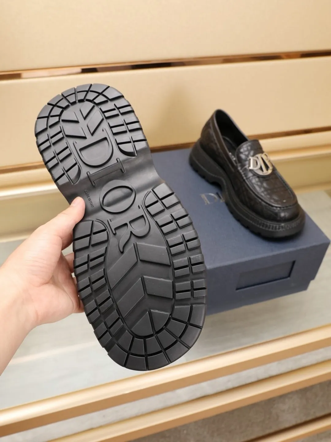 Factory P540💰Dior Buffalo men's low-cut derby casual leather shoes, a new product in the 2025 spring men's series, ideally combines unconventional features with Dior's high-end aesthetic style. The first-layer cowhide upper is decorated with tonal debossed Oblique embroidery, and the thick rubber sole displays a crepe-effect design, which is unique. Adds a modern touch to any look. Practical and stylish, it can be easily paired with a variety of casual looks and is an eye-catching finishing touch! Size: 38-44 (45.46 customized)